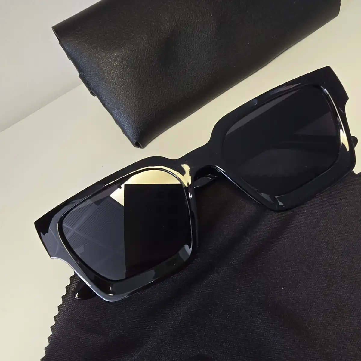 Lunette de soleil noir