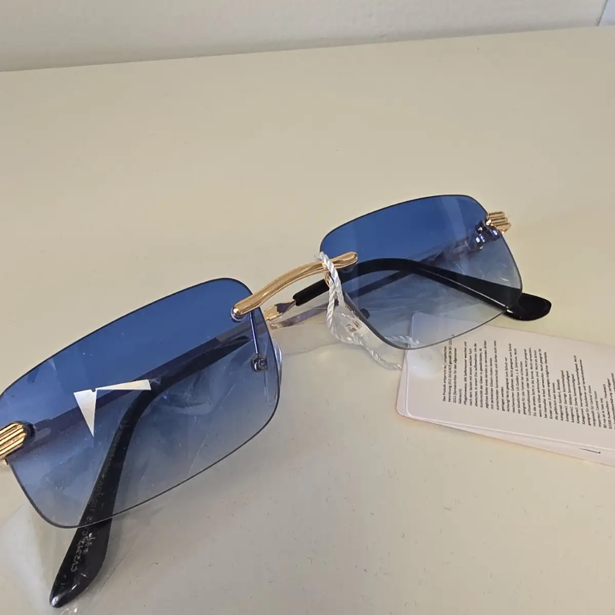 Lunette de soleil bleu